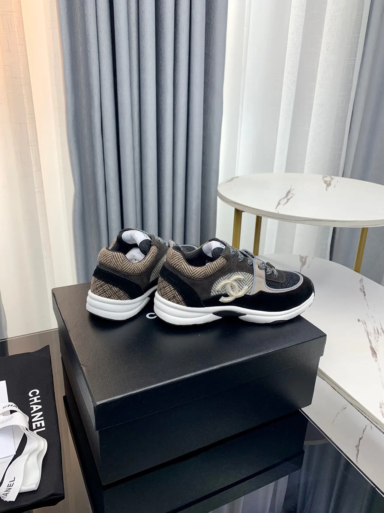 شانيل أحذية سوداء بيج مع طبقة قماش علوية، لوحة نسيج herringbone، chunky sneakers 6