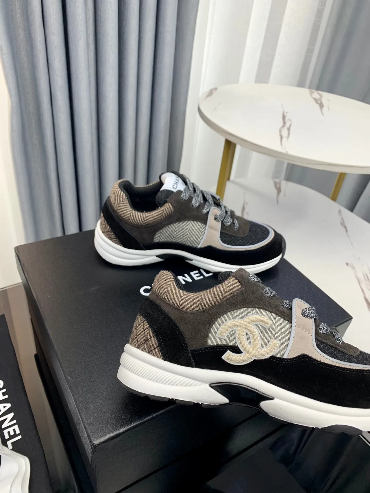 شانيل أحذية سوداء بيج مع طبقة قماش علوية، لوحة نسيج herringbone، chunky sneakers 7