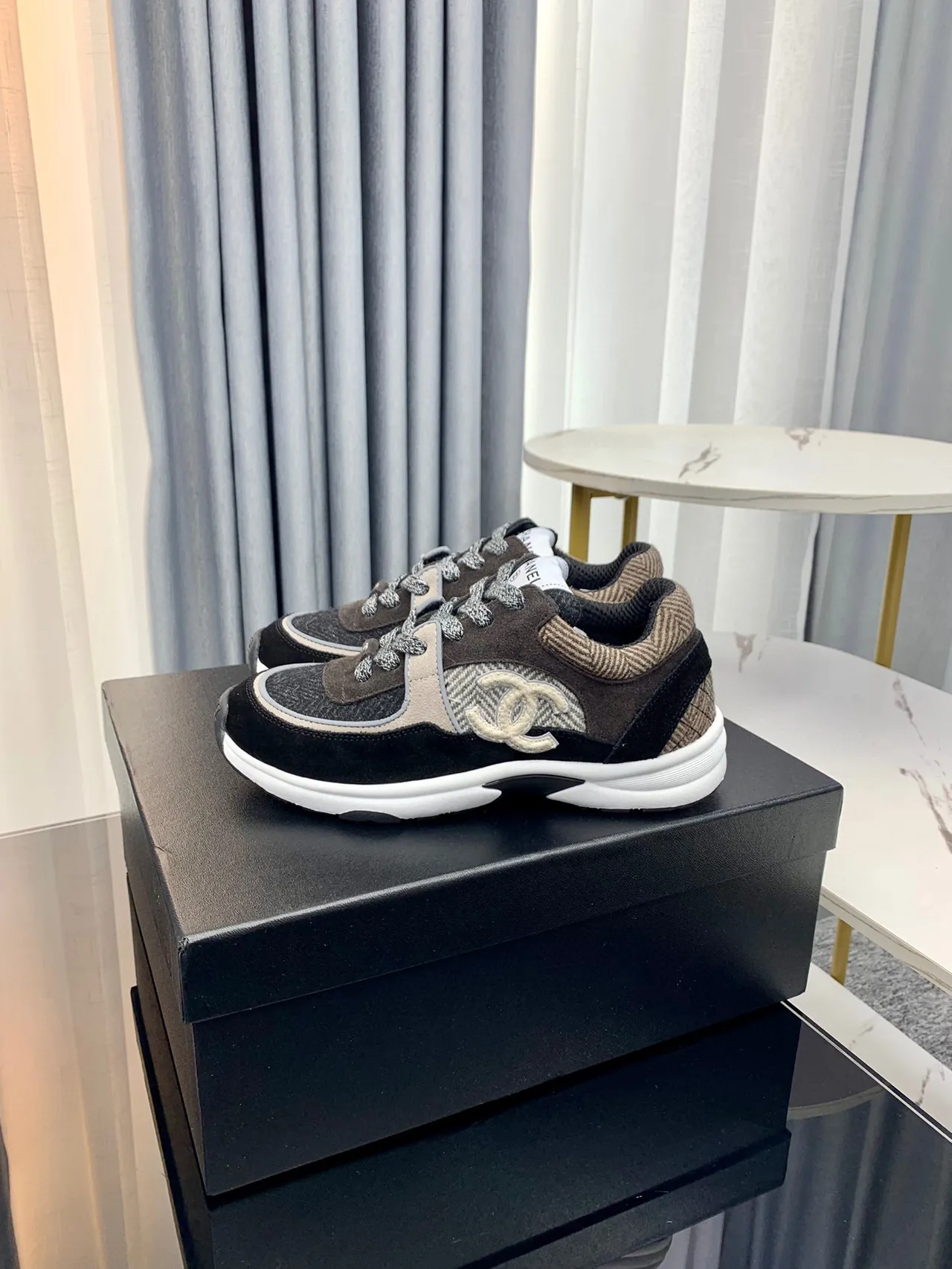 شانيل أحذية سوداء بيج مع طبقة قماش علوية، لوحة نسيج herringbone، chunky sneakers 8