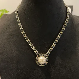 Chanel 黑金链与皮革链接构造 山茶花灵感吊坠框架项链