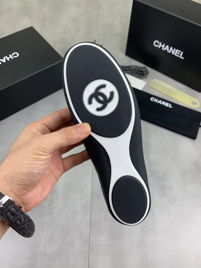 Chanel Ballerines Plates Noir et Rose avec Upper en Tricot Ajustable et Capuchon de Doigt en Cuir 5