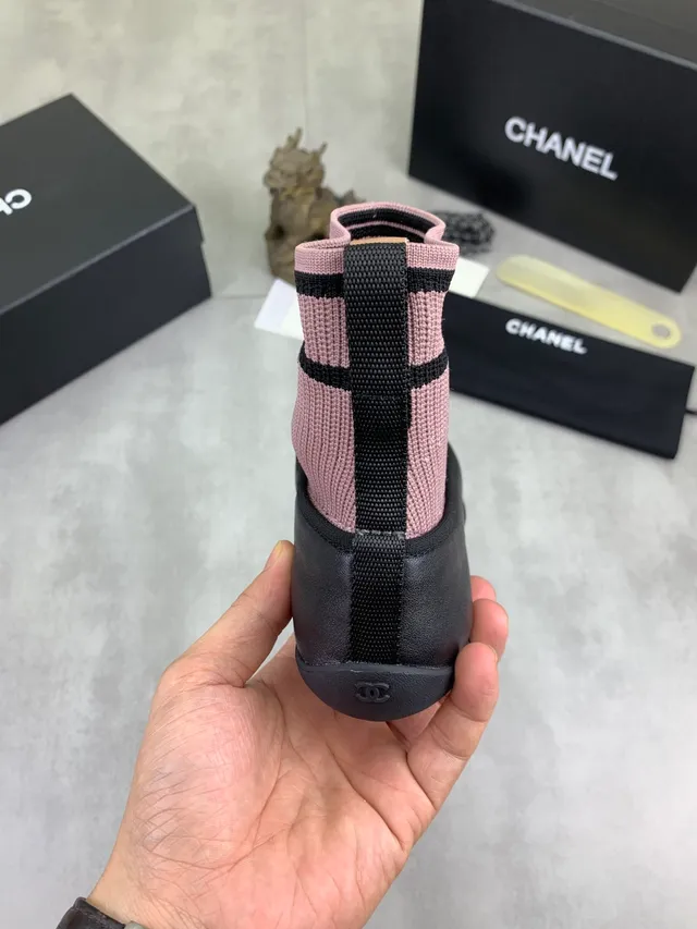 Chanel Ballerines Plates Noir et Rose avec Upper en Tricot Ajustable et Capuchon de Doigt en Cuir 2
