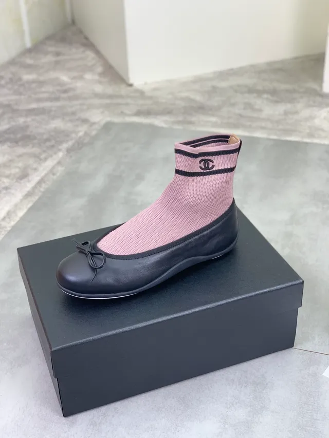 Chanel Ballerines Plates Noir et Rose avec Upper en Tricot Ajustable et Capuchon de Doigt en Cuir 3