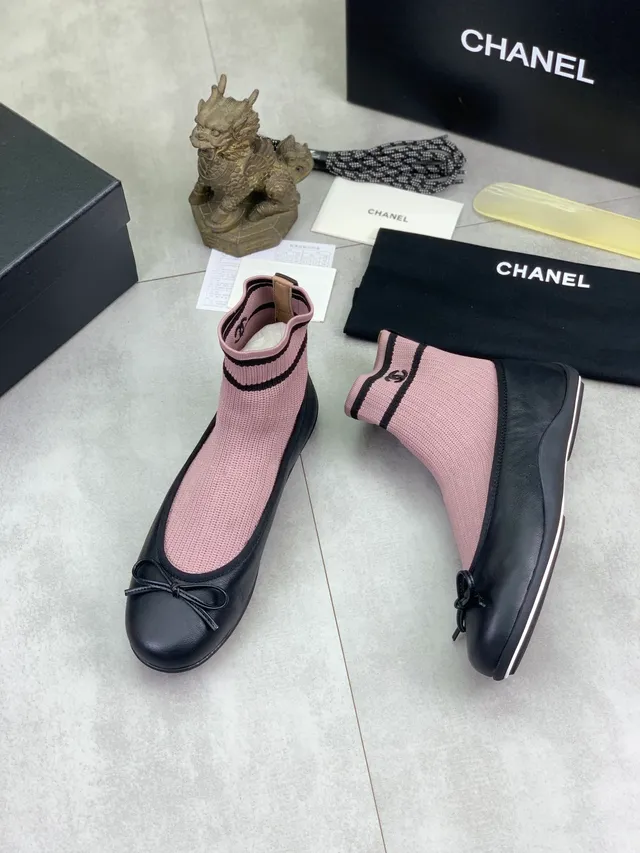 Chanel Ballerines Plates Noir et Rose avec Upper en Tricot Ajustable et Capuchon de Doigt en Cuir 4