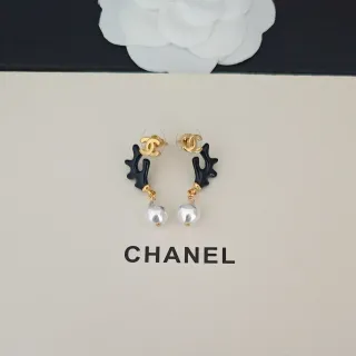 Chanel أقراط لؤلؤ قطرة من الراتنج الأسود بشكل قرن الأيل