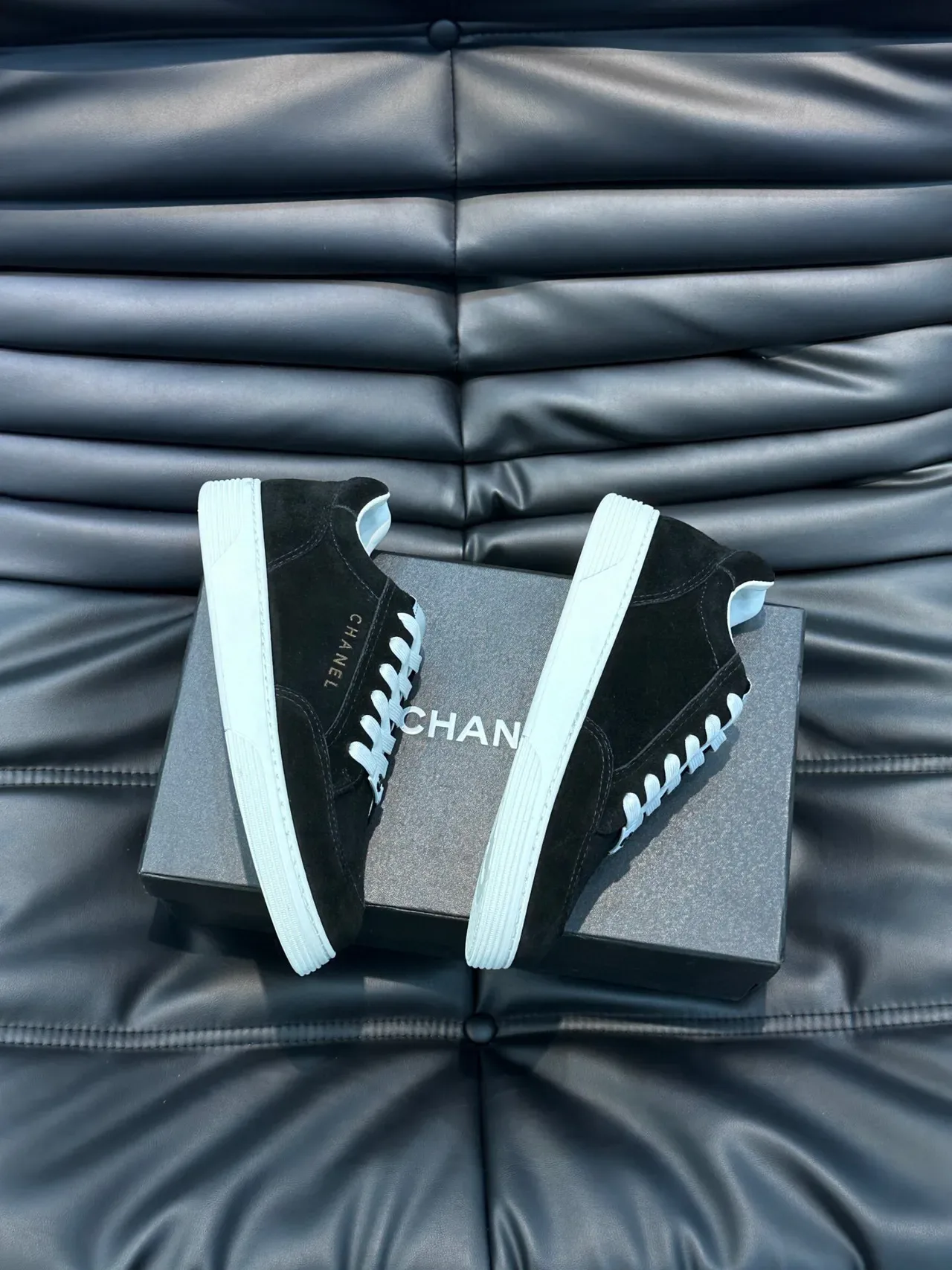 Chanel Sneakers Lifestyle en Daim Noir 4