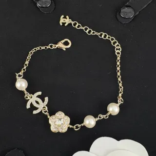 Chanel كاميليا و CC Charm سوار اللؤلؤ