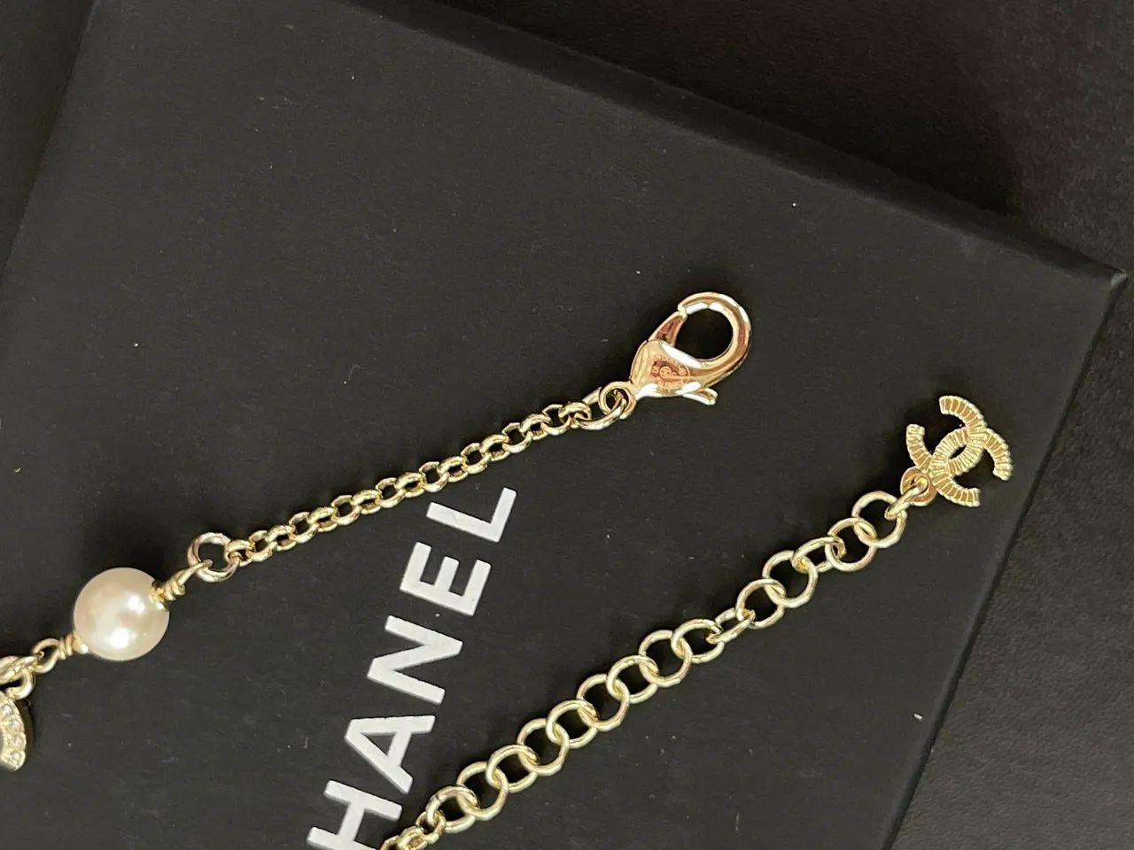 Chanel camélia et CC Charm bracelet de perles 2