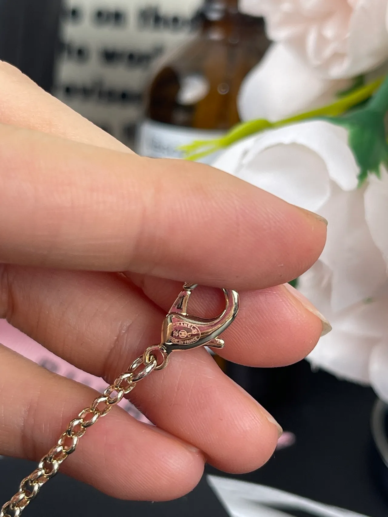 Chanel camélia et CC Charm bracelet de perles 3