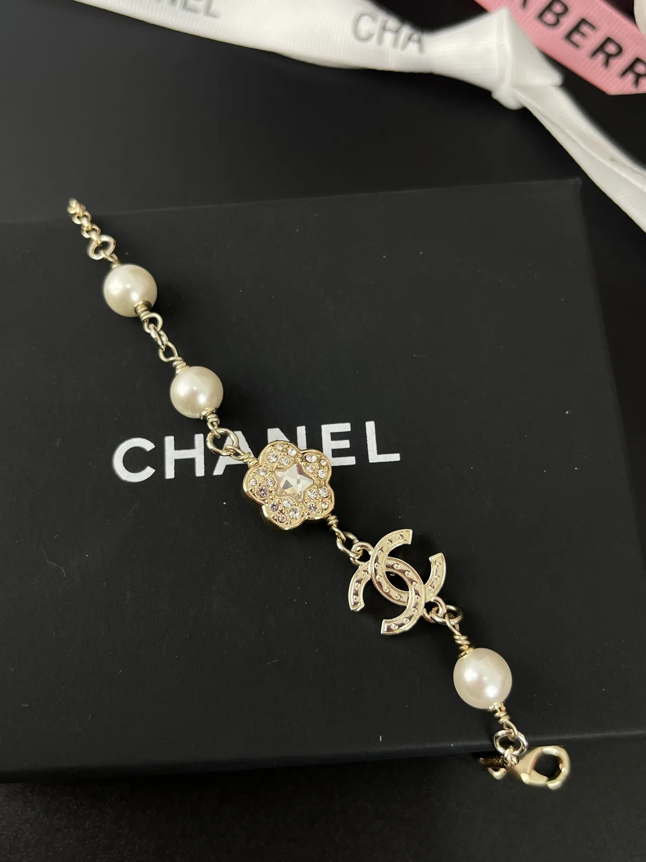 Chanel camélia et CC Charm bracelet de perles 4