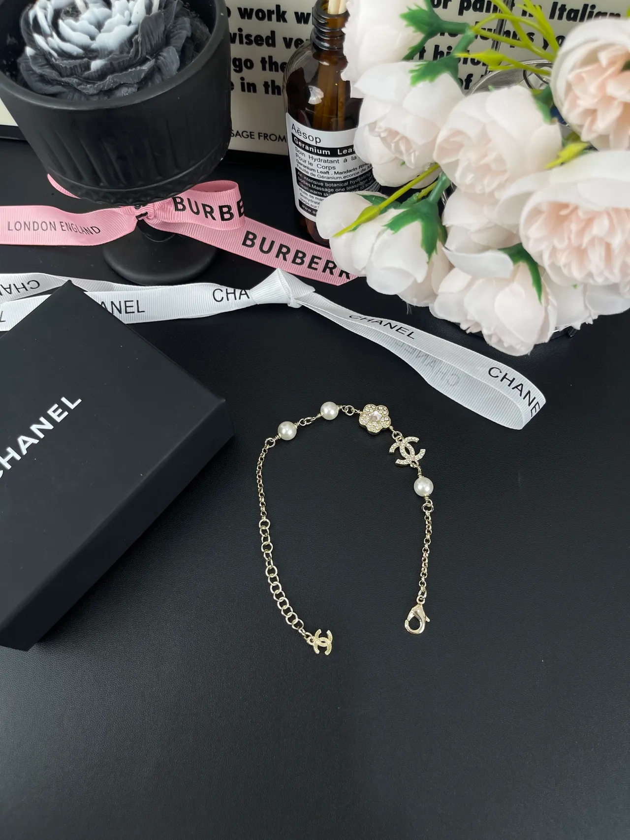 Chanel camélia et CC Charm bracelet de perles 5