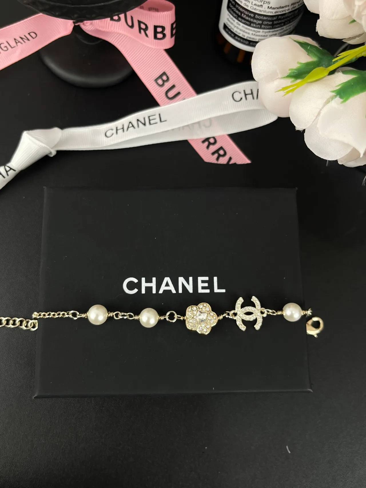 Chanel camélia et CC Charm bracelet de perles 6