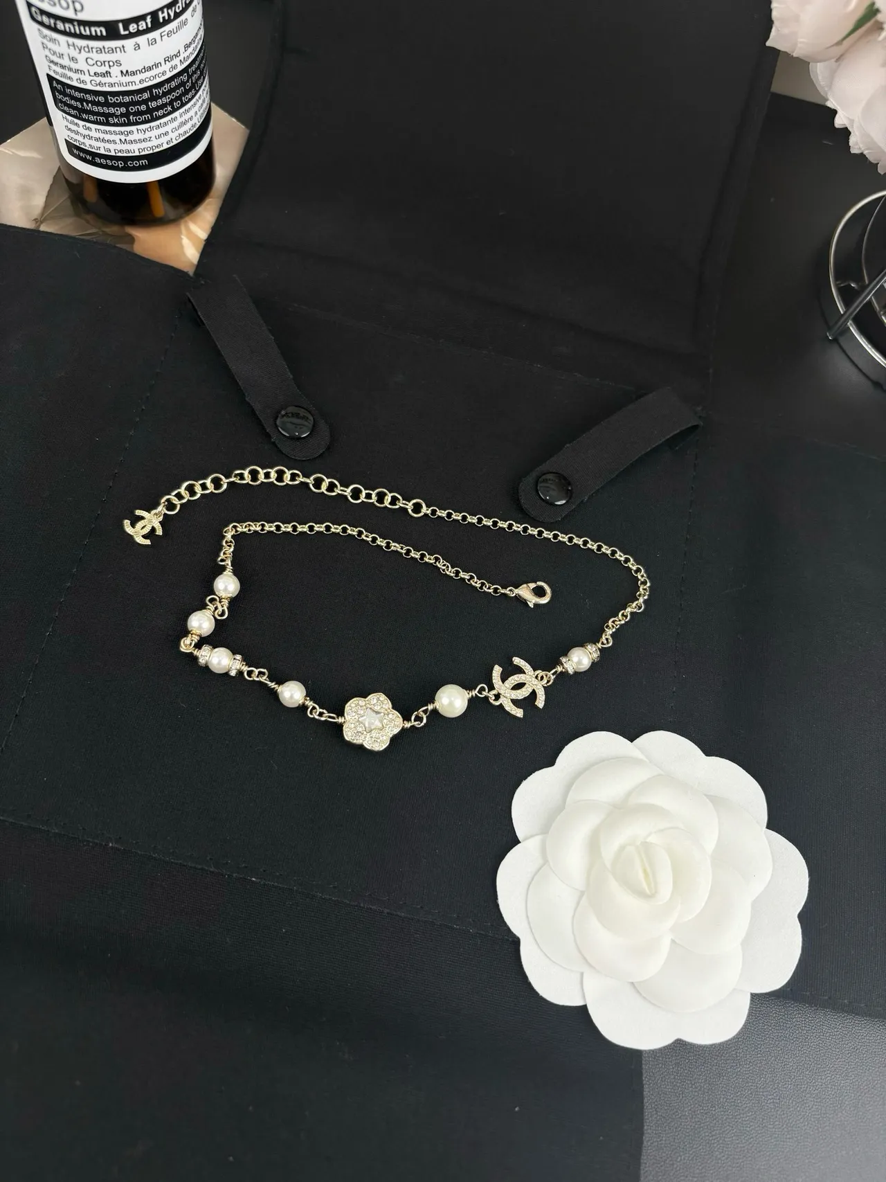 Chanel camélia et CC Charm bracelet de perles 7