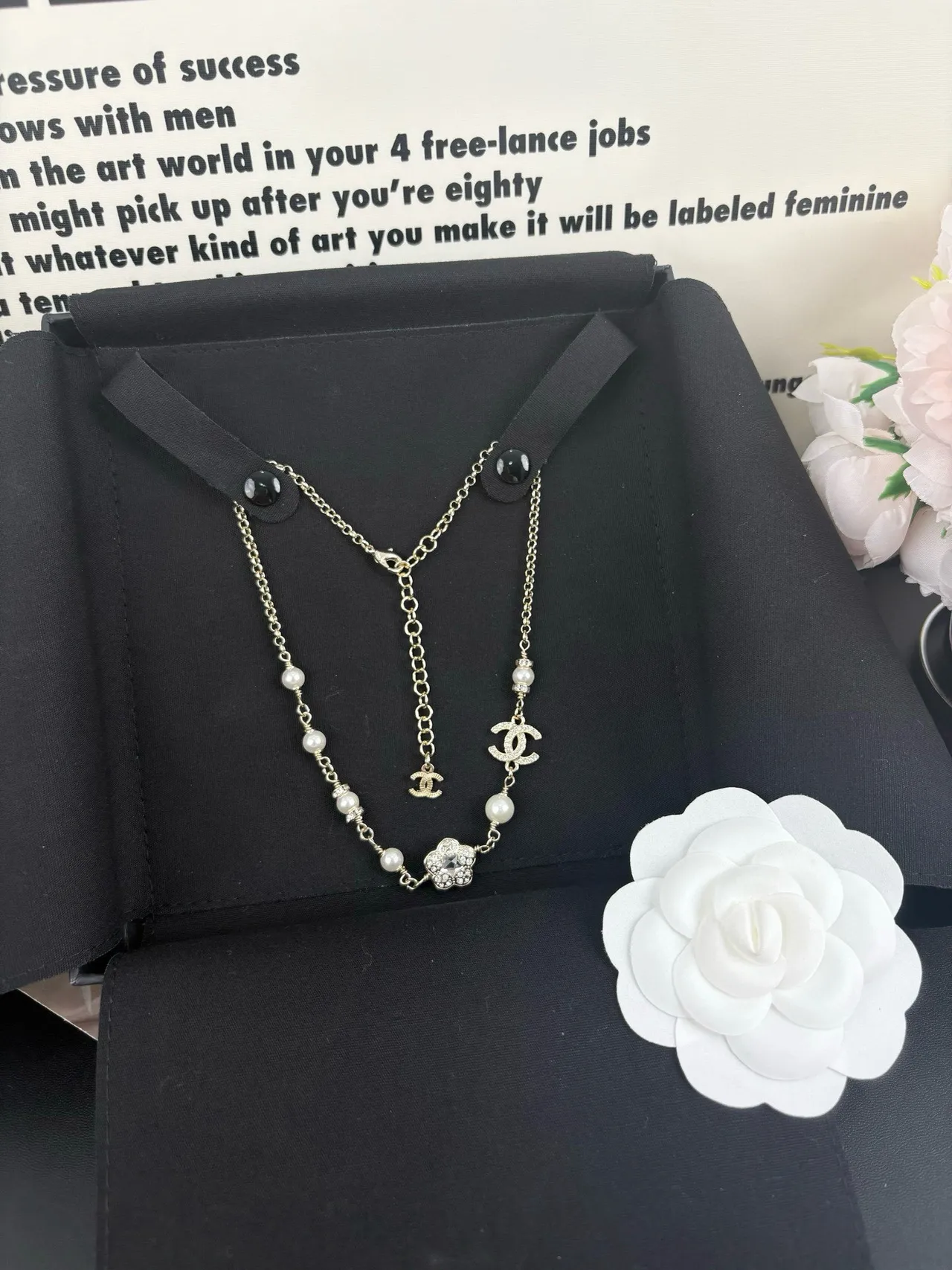 Chanel camélia et CC Charm bracelet de perles 8