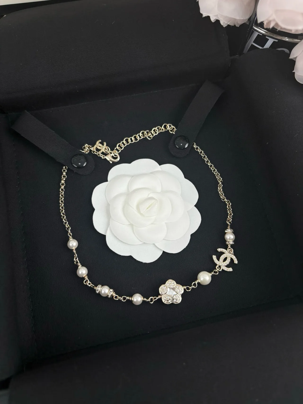 Chanel camélia et CC Charm bracelet de perles 9