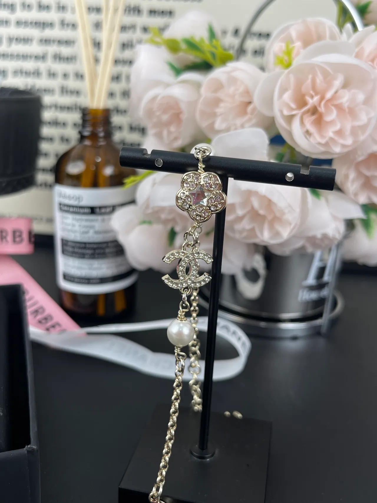 Chanel camélia et CC Charm bracelet de perles 10