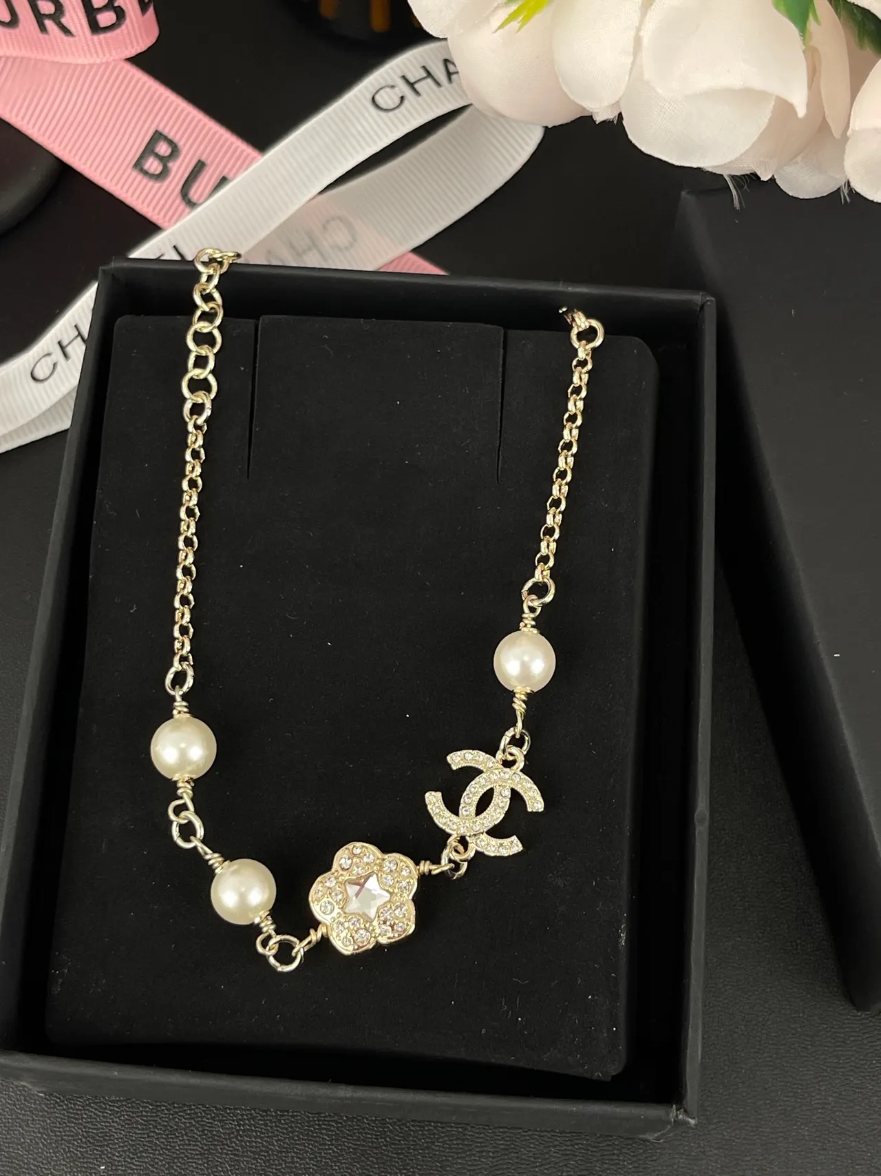 Chanel camélia et CC Charm bracelet de perles 11