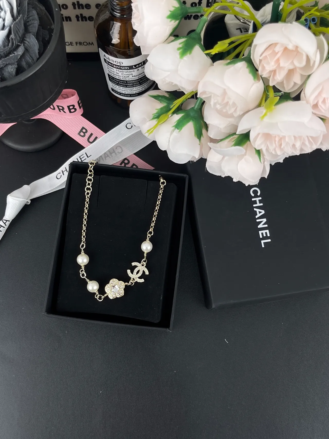 Chanel camélia et CC Charm bracelet de perles 12