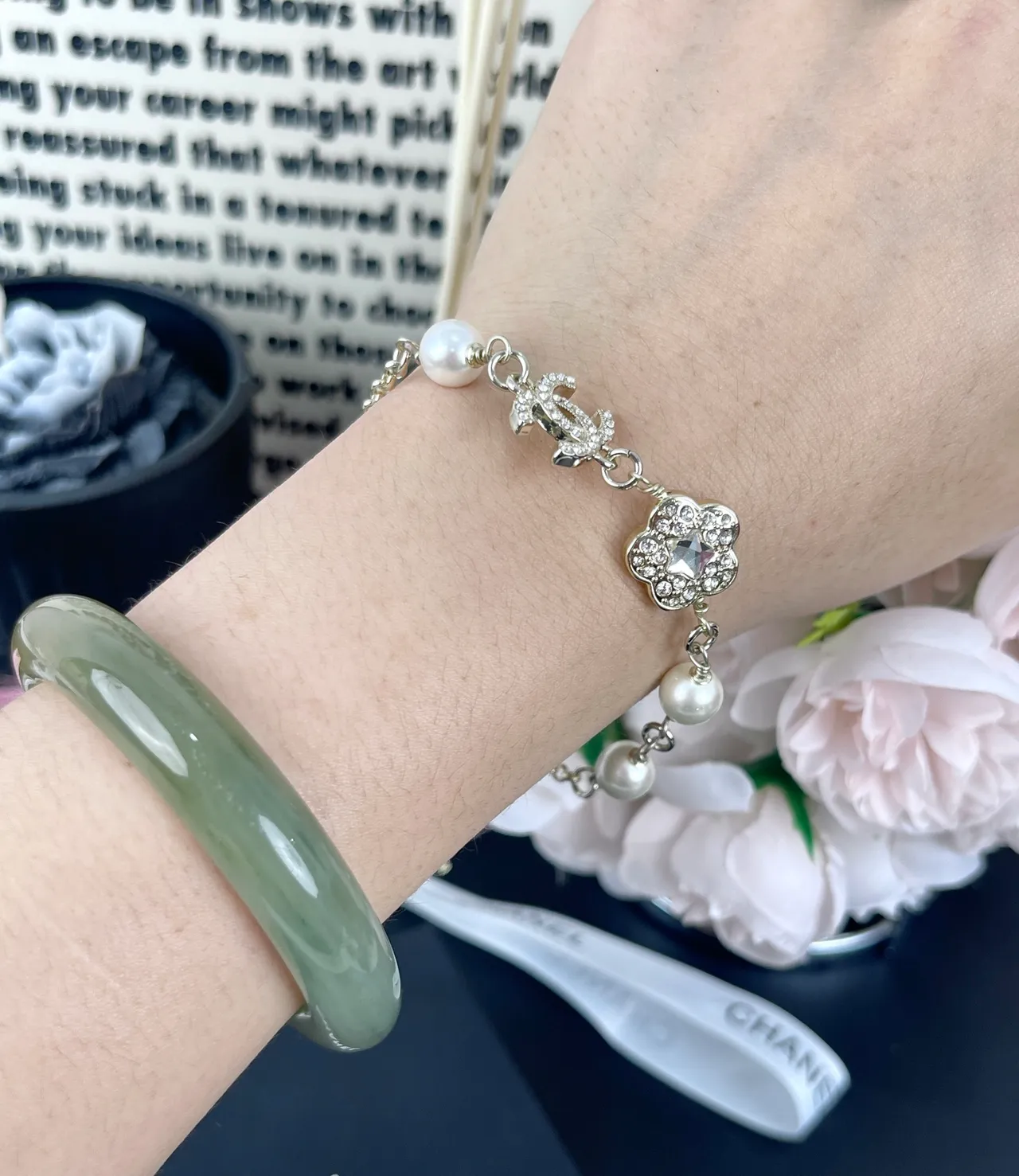 Chanel camélia et CC Charm bracelet de perles 13