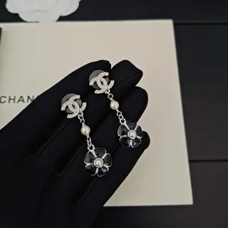 Chanel Camellia Preto Prata Crystal-Embellished CC Logo Enamel Brincos