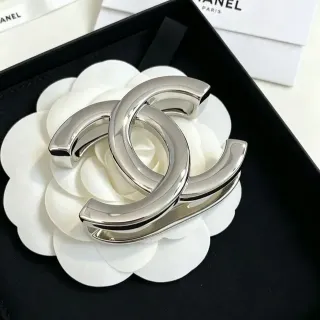 Chanel Camellia सिल्वर-टोन मेटल सफेद फ्लोरल ब्रोच