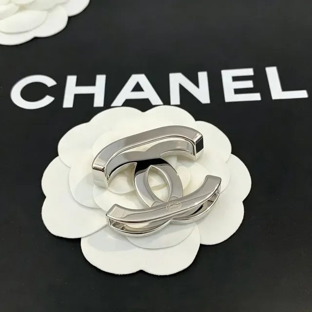 Chanel Camellia সিলভার-টোন মেটাল সাদা ফ্লোরাল ব্রোচ 6