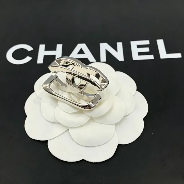 Chanel Camellia সিলভার-টোন মেটাল সাদা ফ্লোরাল ব্রোচ 7