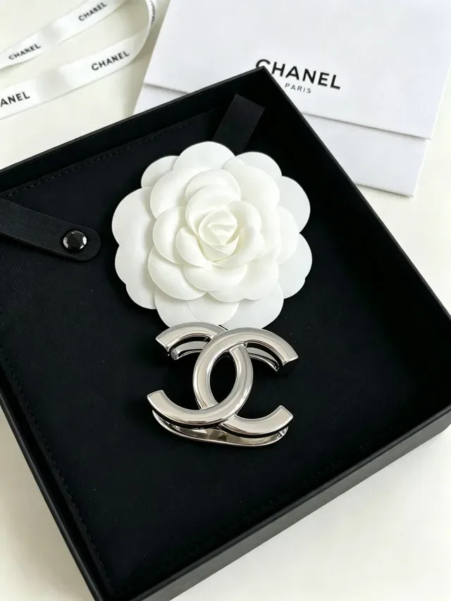 Chanel Camellia সিলভার-টোন মেটাল সাদা ফ্লোরাল ব্রোচ 8
