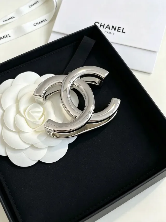 Chanel Camellia সিলভার-টোন মেটাল সাদা ফ্লোরাল ব্রোচ 9