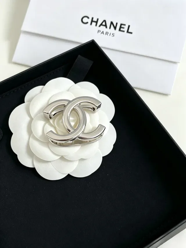 Chanel Camellia সিলভার-টোন মেটাল সাদা ফ্লোরাল ব্রোচ 10