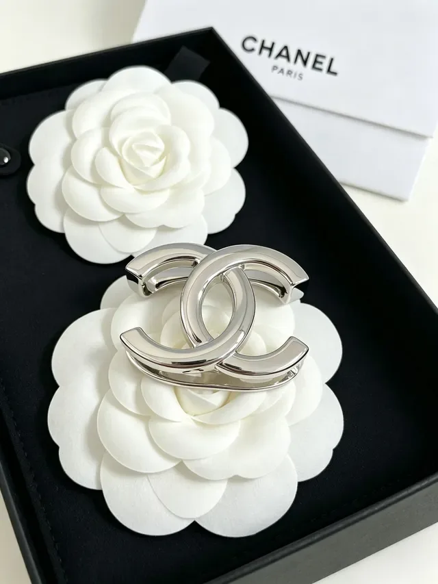 Chanel Camellia সিলভার-টোন মেটাল সাদা ফ্লোরাল ব্রোচ 11