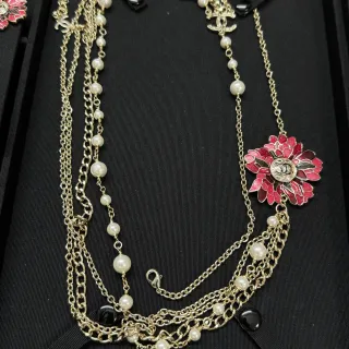 Chanel وشاح كاميليا اللؤلؤي والسلسلة