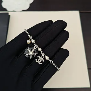 Chanel كاميليا لؤلؤ وكريستال CC سوار سحري