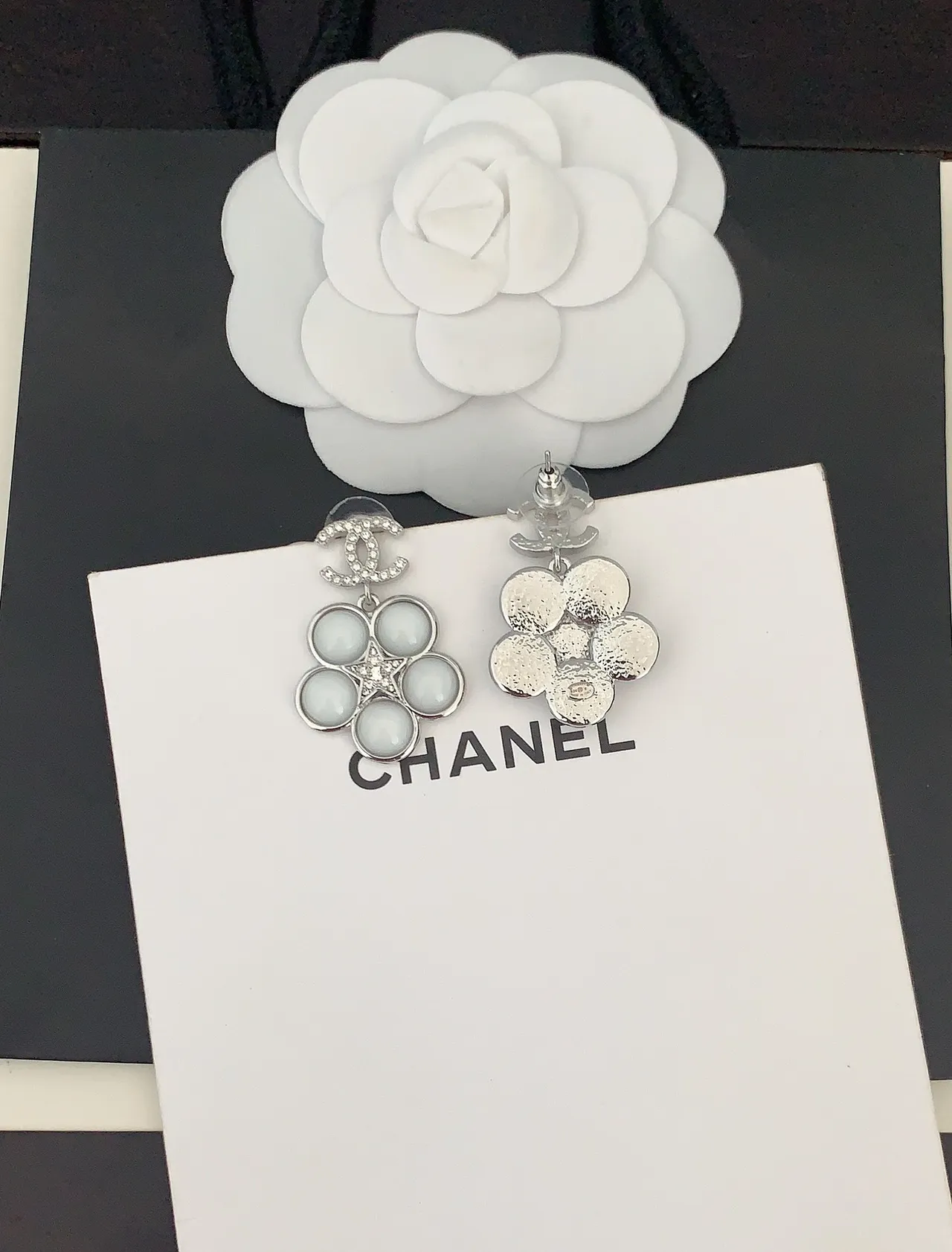 Chanel Camélia Blanc Argent Motif Cabochon-Set Pétales Boucles d'oreilles 2