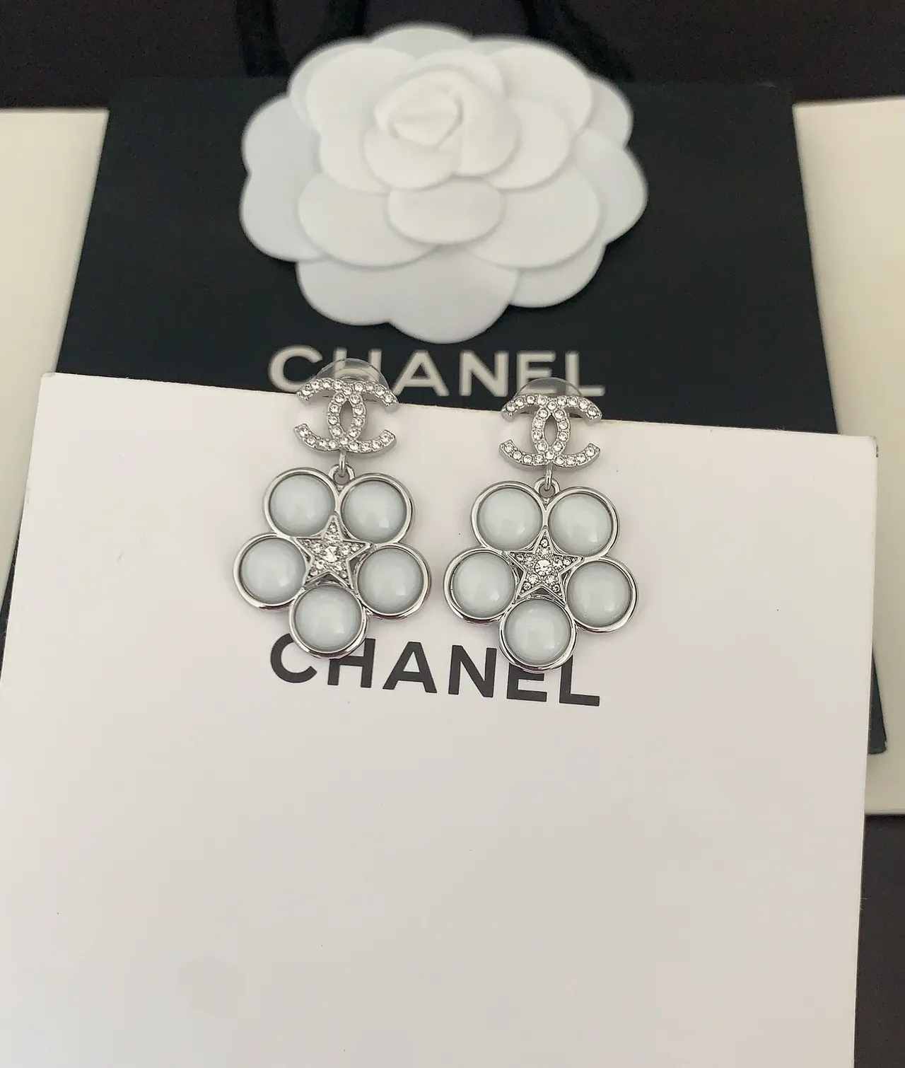 Chanel Camélia Blanc Argent Motif Cabochon-Set Pétales Boucles d'oreilles 3