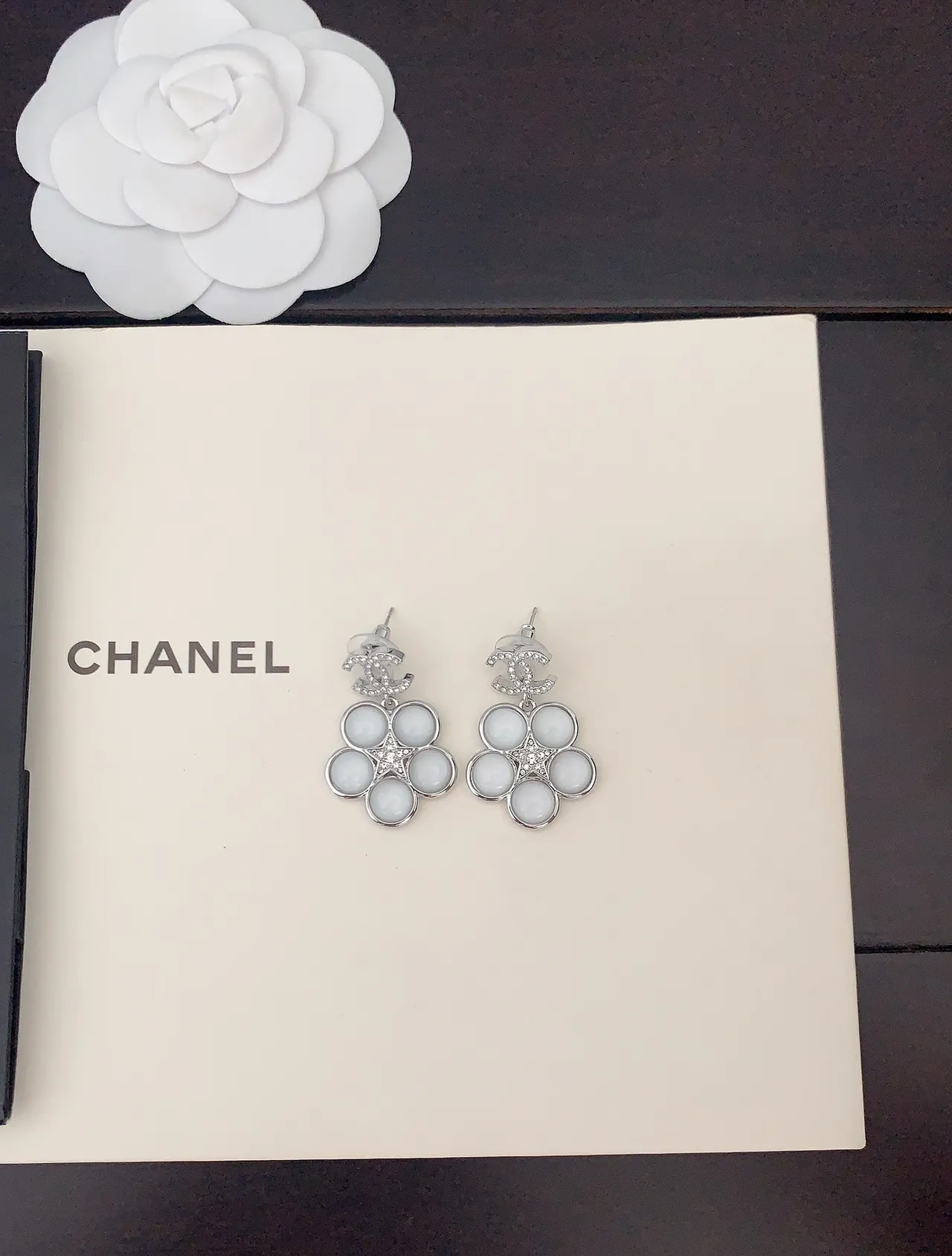 Chanel Camélia Blanc Argent Motif Cabochon-Set Pétales Boucles d'oreilles 4