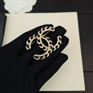 Chanel CC काला सोना interlocking logo चेन-लिंक डिटेल ब्रोच