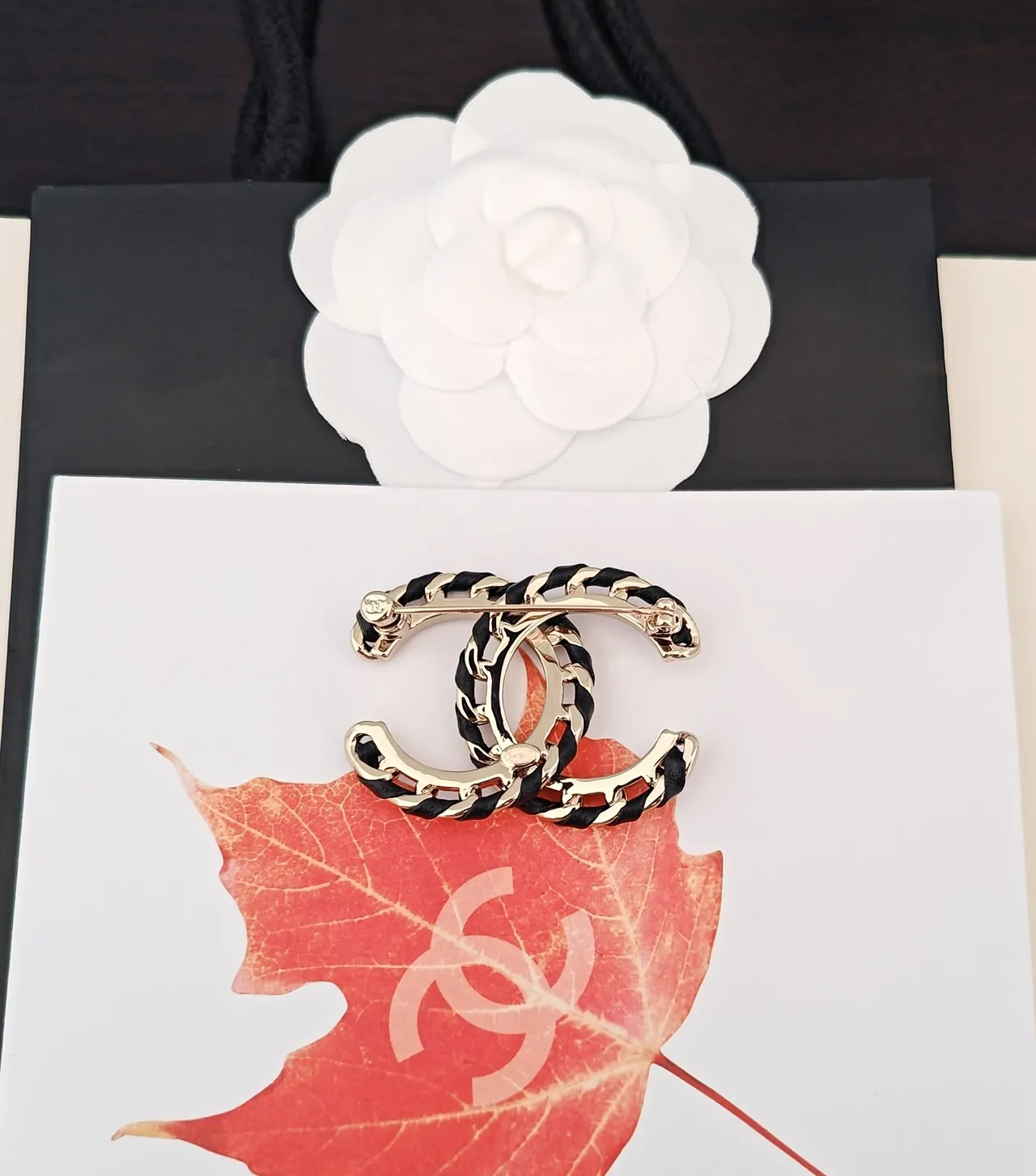 Chanel CC काला सोना interlocking logo चेन-लिंक डिटेल ब्रोच 2
