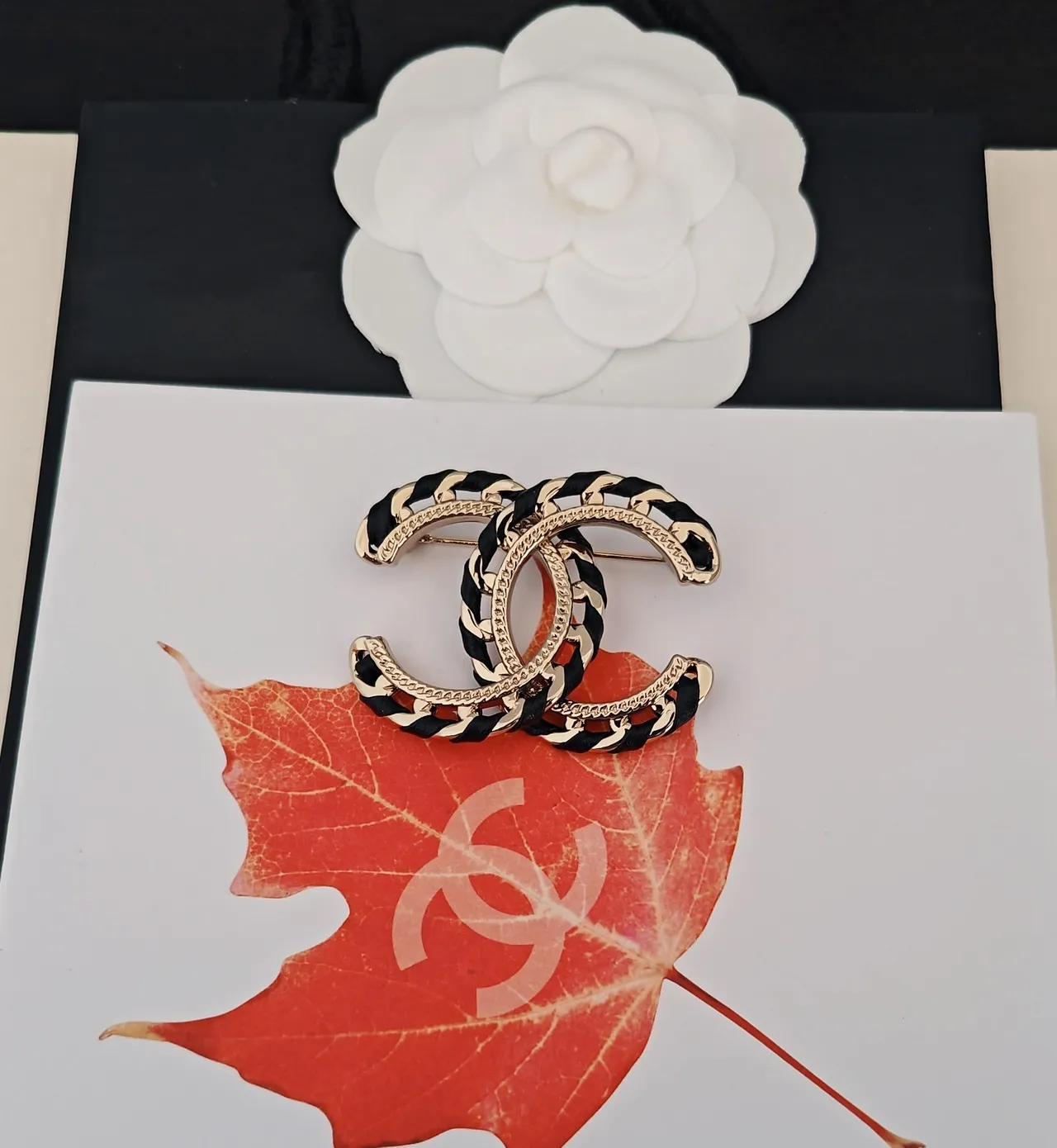 Chanel CC काला सोना interlocking logo चेन-लिंक डिटेल ब्रोच 3