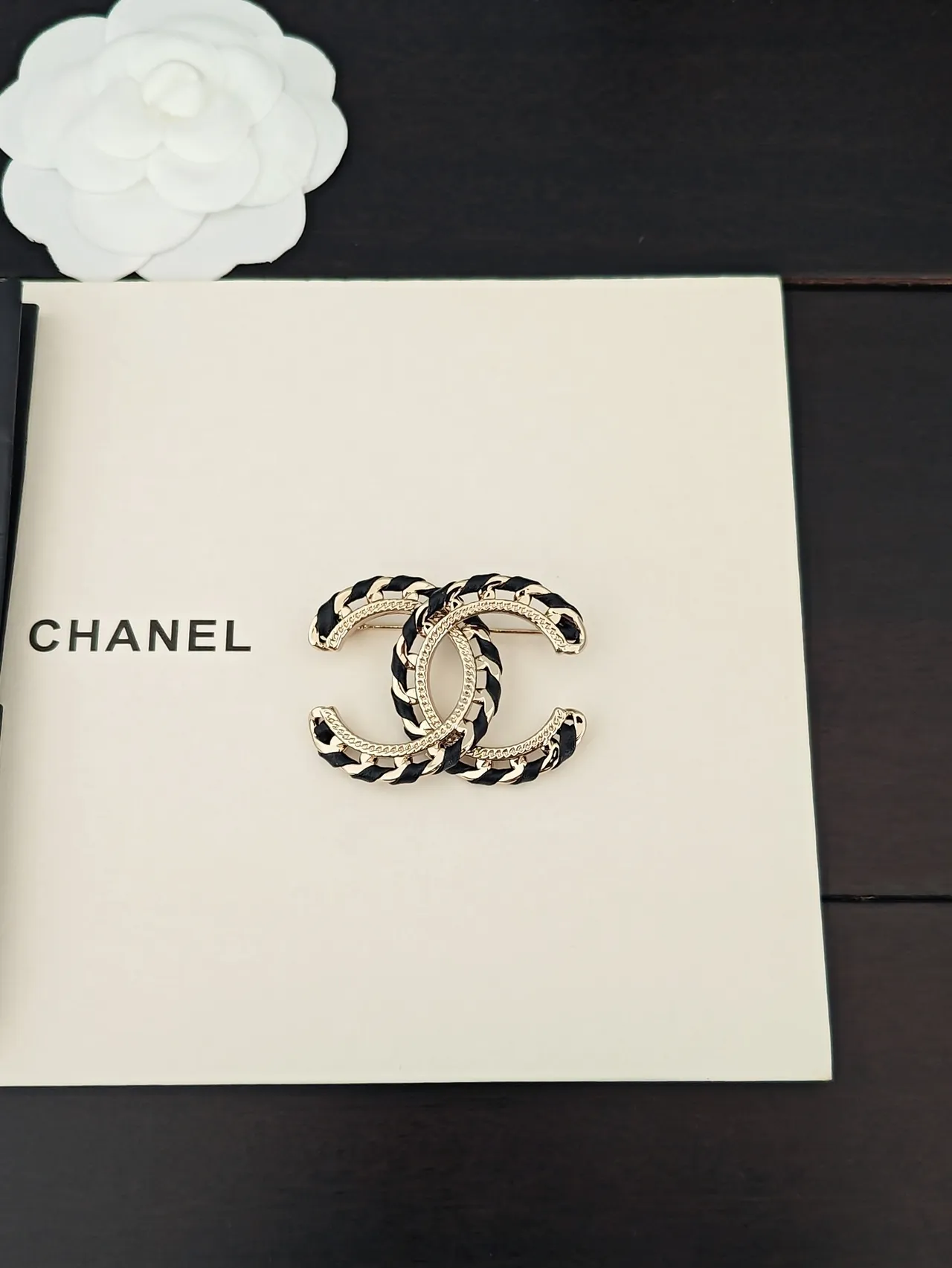 Chanel CC काला सोना interlocking logo चेन-लिंक डिटेल ब्रोच 4