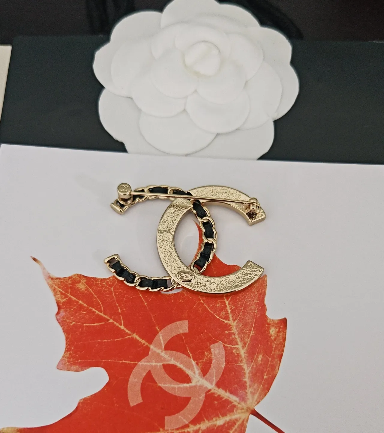 Chanel CC Brooch সোনালী টোন কালো রিবন পাভে ক্রিস্টাল ব্রোচ 2