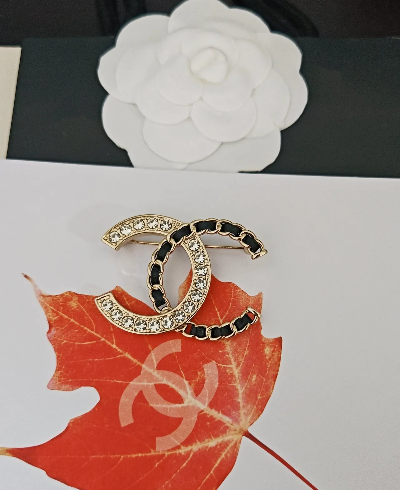Chanel CC Brooch সোনালী টোন কালো রিবন পাভে ক্রিস্টাল ব্রোচ 3
