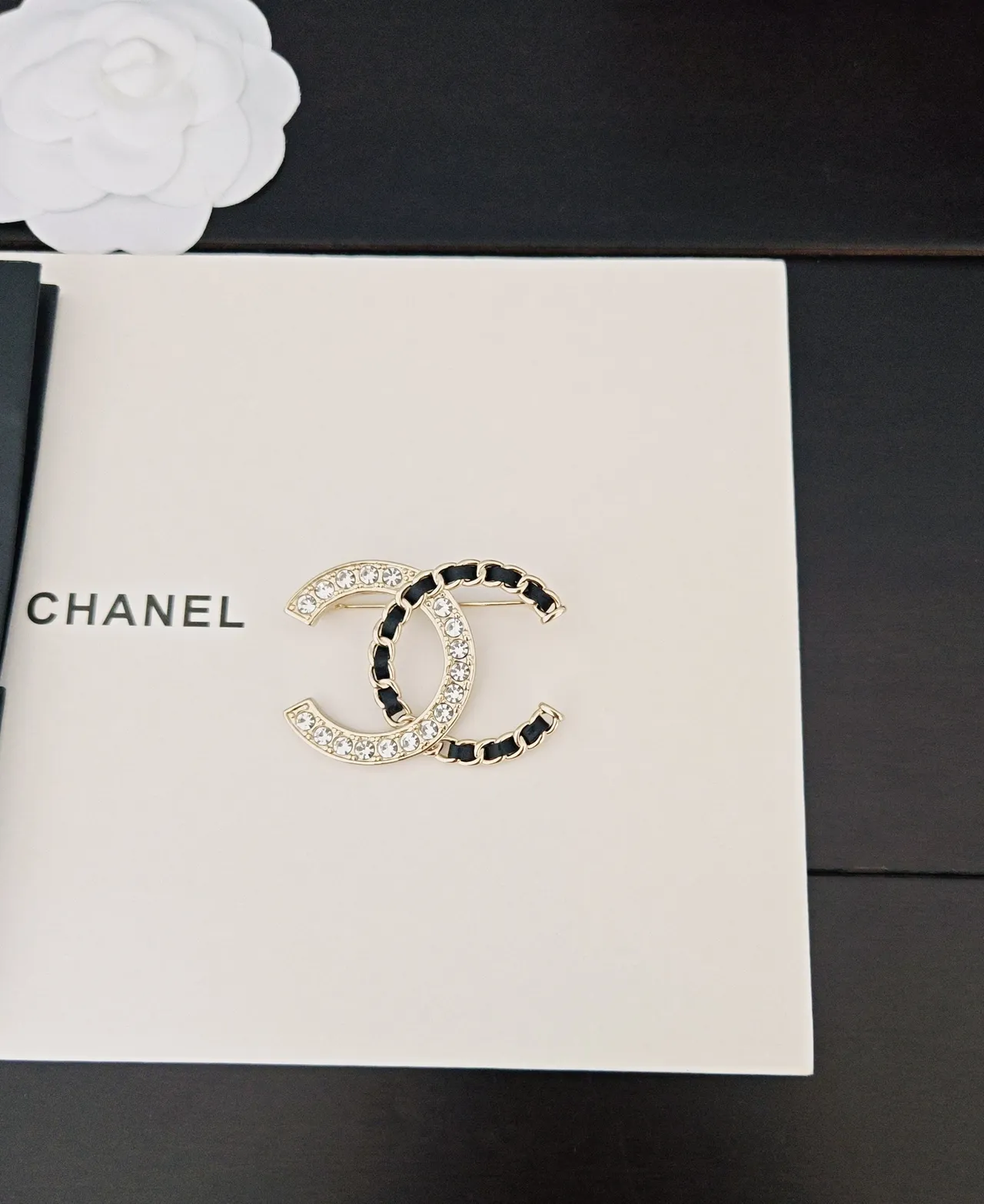 Chanel CC Brooch সোনালী টোন কালো রিবন পাভে ক্রিস্টাল ব্রোচ 4