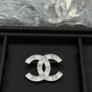 Chanel CC Brooch सफेद पत्थर इनले सिल्वर टोन ब्रोचेस