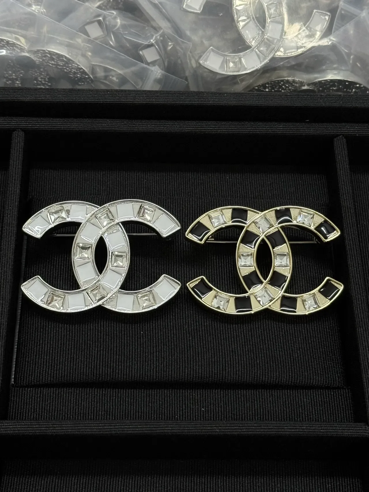 Chanel CC Brooch सफेद पत्थर इनले सिल्वर टोन ब्रोचेस 2