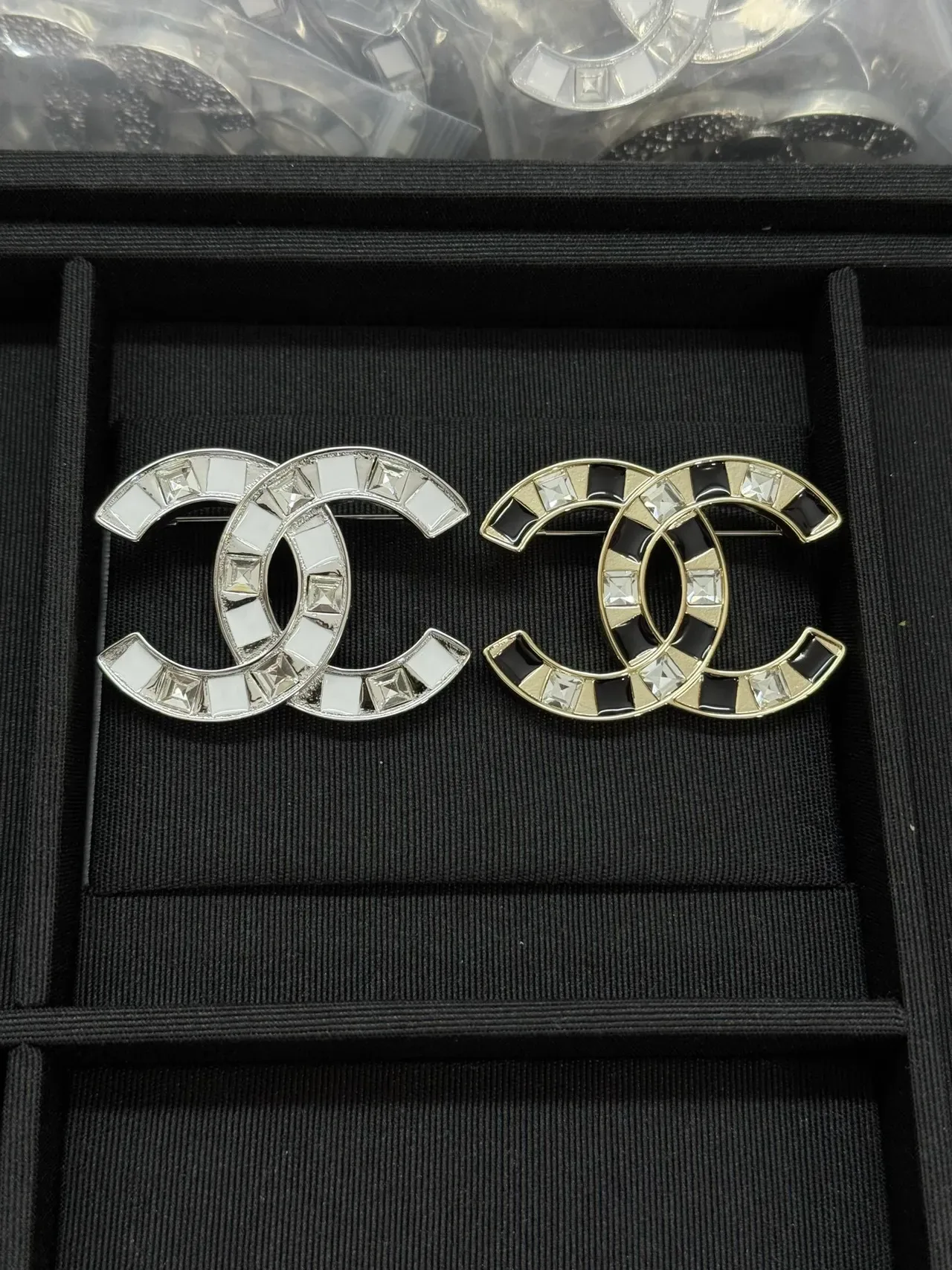 Chanel CC Brooch सफेद पत्थर इनले सिल्वर टोन ब्रोचेस 3