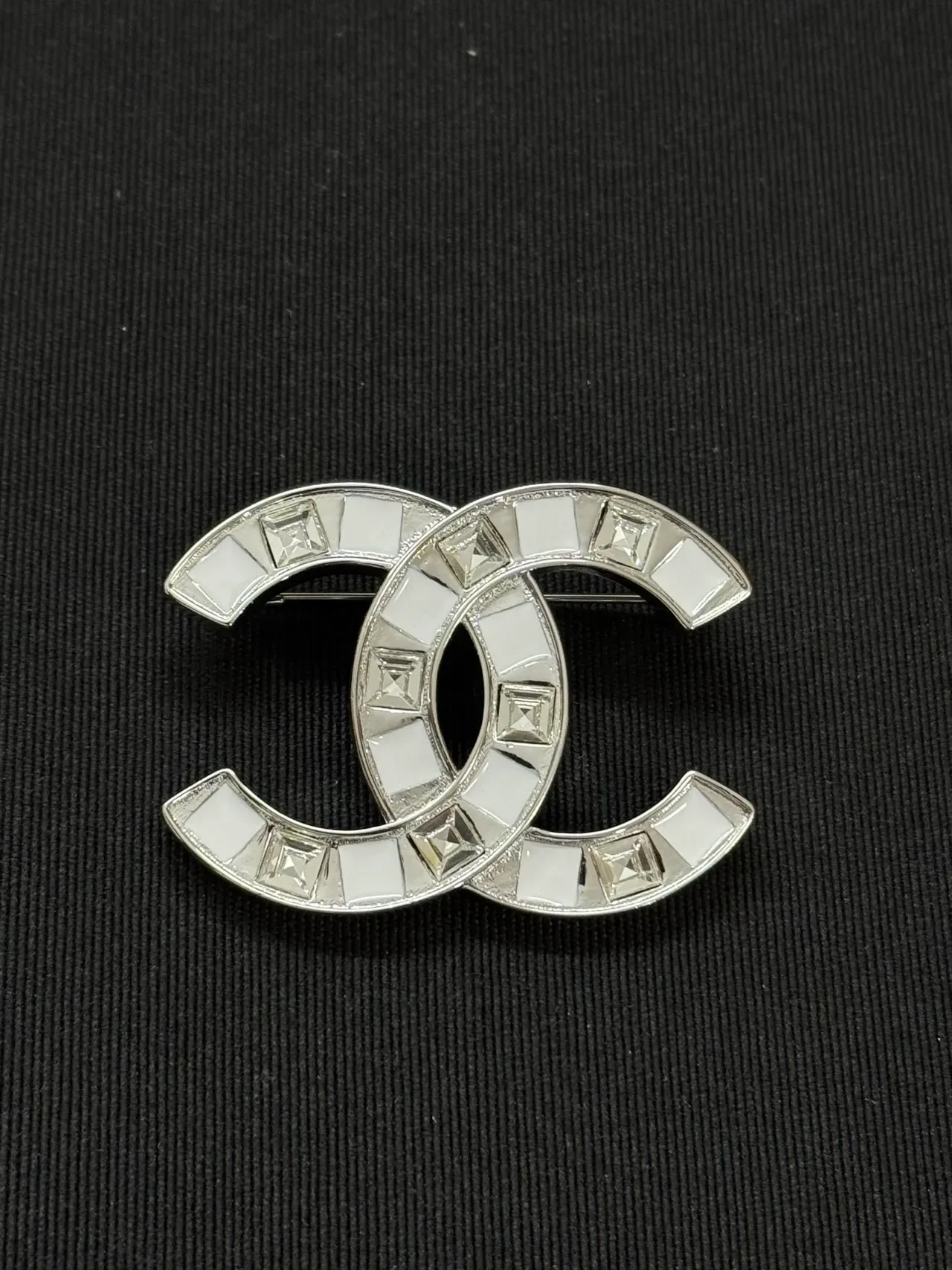 Chanel CC Brooch सफेद पत्थर इनले सिल्वर टोन ब्रोचेस 4