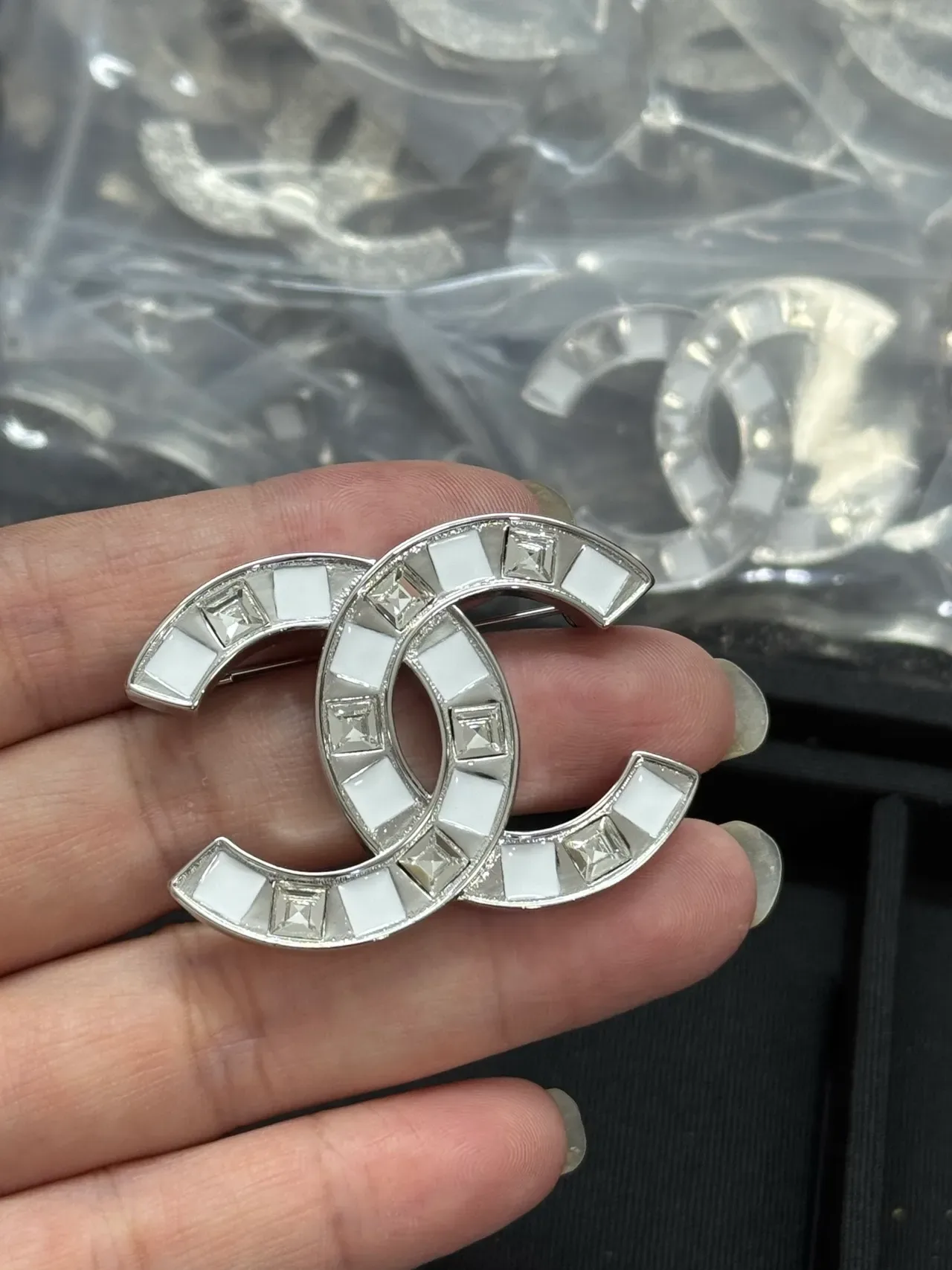 Chanel CC Brooch सफेद पत्थर इनले सिल्वर टोन ब्रोचेस 5