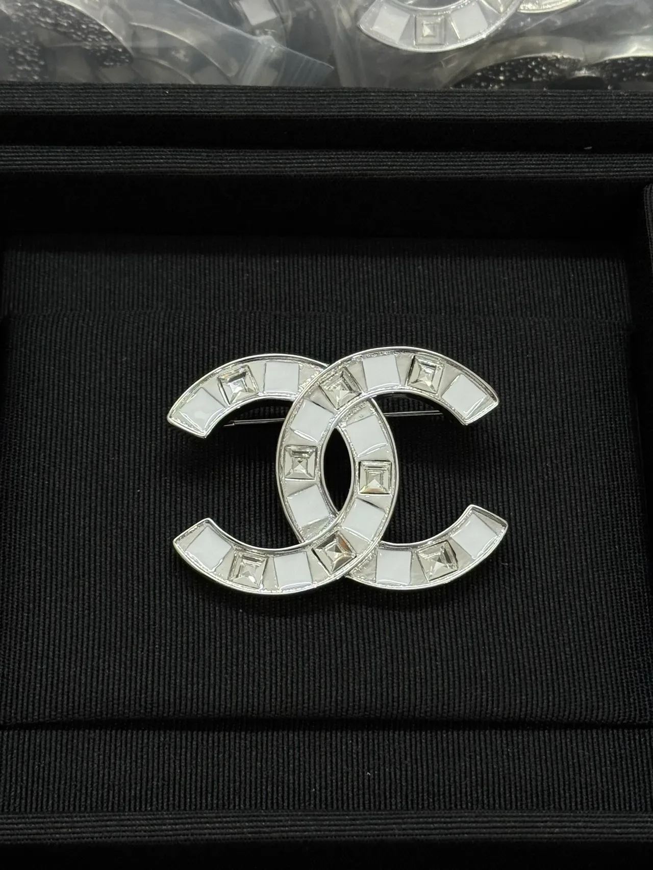Chanel CC Brooch सफेद पत्थर इनले सिल्वर टोन ब्रोचेस 6