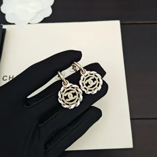 Chanel أقراط CC Chain Motif ذهبي وأبيض